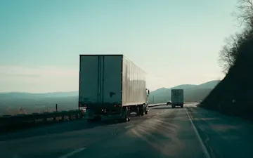 Camion cu semiremorcă albă, fără inscripții, pe autostradă