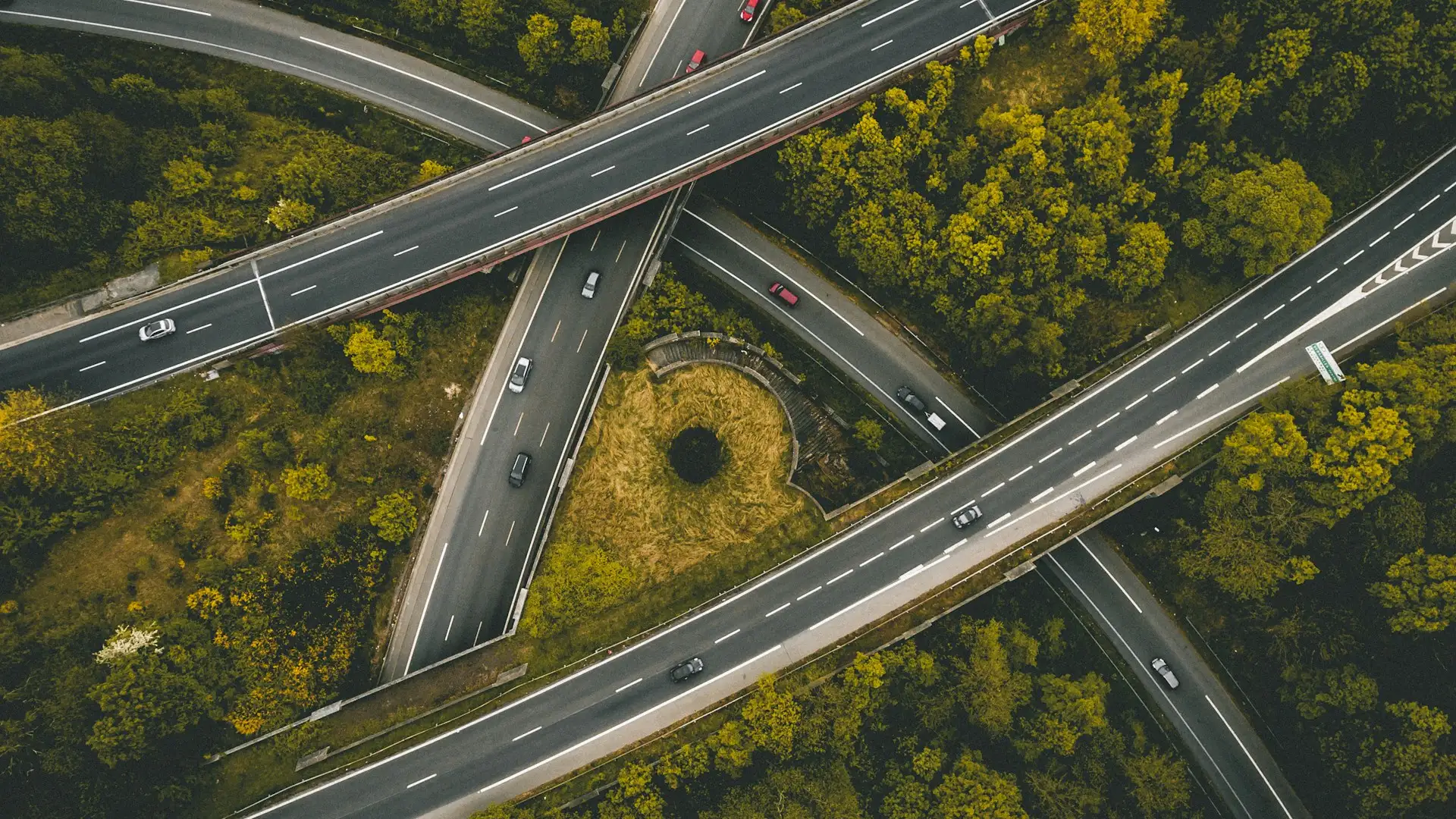 Vedere aeriană a unui nod de autostradă european, printre păduri